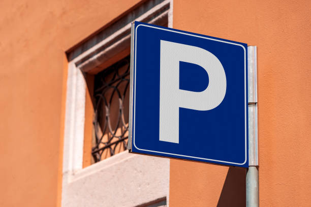 segnale di parcheggio gratuito - segnale stradale in una strada urbana - letter p alphabet three dimensional shape blue foto e immagini stock