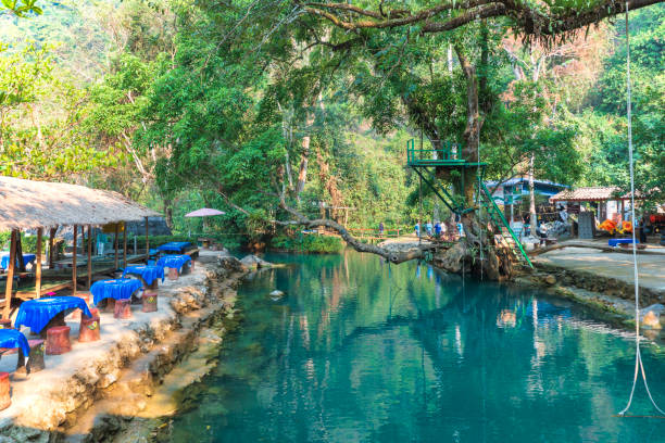 vista della laguna blu a vang vieng, laos - vang vieng foto e immagini stock