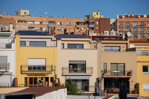 sonnenkollektoren auf den dächern von einfamilienhäusern in barcelona, spanien. - energy fuel and power generation futuristic solar energy stock-fotos und bilder