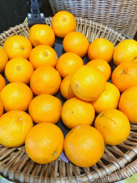 Frische Orangen verkaufen sich im Supermarkt. – Foto