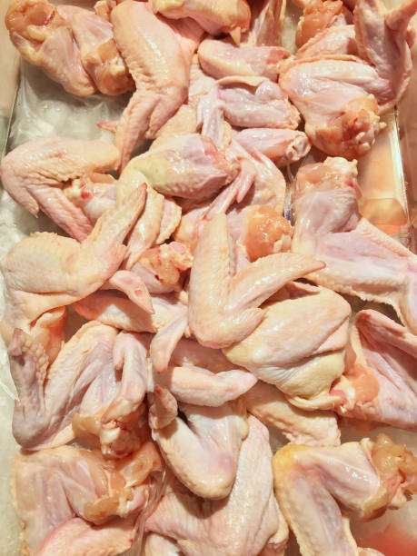 Chicken Wings verkaufen sich auf dem Markt. – Foto