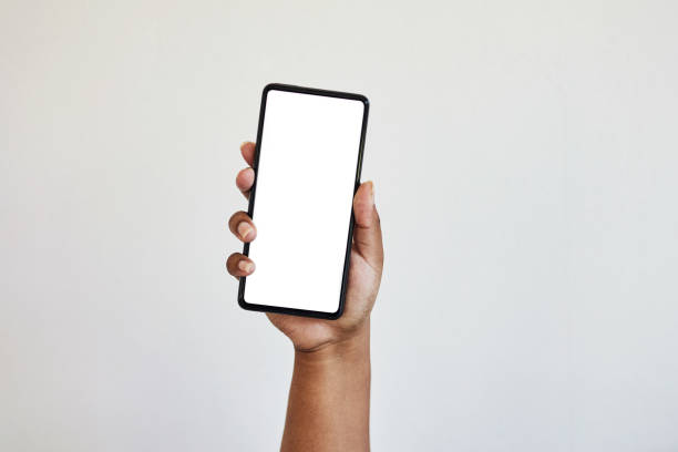 main, téléphone et écran blanc avec maquette, zoom sur les mains de femme noire en studio isolée sur fond blanc. technologie, connexion et espace vide sur smartphone pour le site web, les médias sociaux ou la publicité. - sneering photos et images de collection