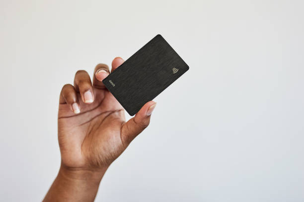 schwarze frau, hand und kreditkarte im studio, finanzen, budget und bankkonto auf weißem hintergrund. ersparnisse, investitionen und afrikanische person, die finanzielle freiheit in händen hält, im zoom für banking mockup - halten stock-fotos und bilder