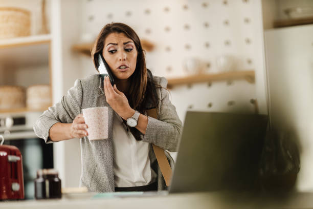 Café em casa enquanto se prepara para ir trabalhar - foto de acervo