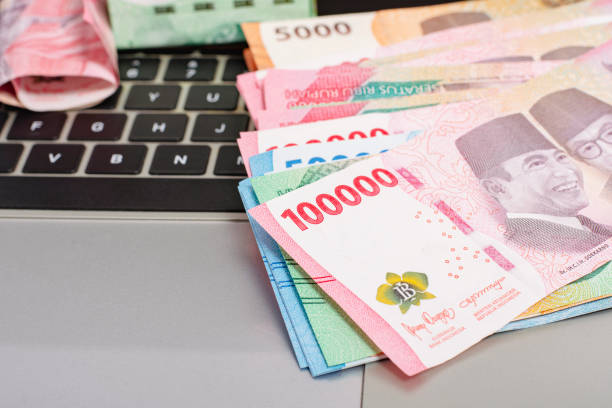 centomila rupie monetarie (rp. 100.000 centomila rupie), concetto di gestione del denaro finanziario in valuta indonesiana. - indonesian currency foto e immagini stock