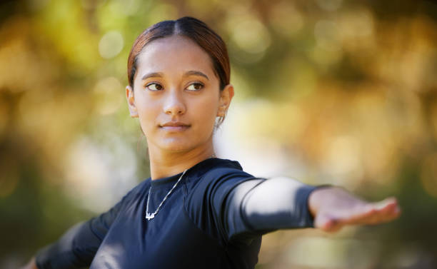 Balance, fitness yoga and woman in nature for exercise, body freedom and zen with a workout in Australia. Warrior pose, focus and outdoor pilates for a girl training in a park for health and wellness equilibrio, fitness yoga y mujer en la naturaleza para el ejercicio, la libertad corporal y el zen con un entrenamiento en australia. pose guerrera, concentración y pilates al aire libre para una niña que entrena en un parque para la salud y el bienestar