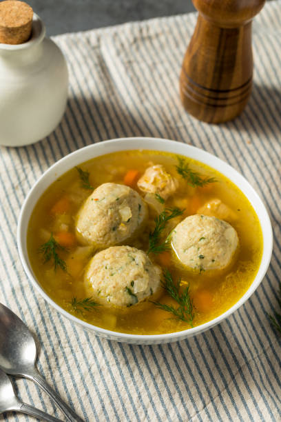 zdrowa żydowska zupa z kulek macy - matzo ball hebrew script food dumpling zdjęcia i obrazy z banku zdjęć