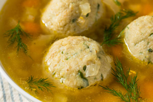 zdrowa żydowska zupa z kulek macy - matzo ball hebrew script food dumpling zdjęcia i obrazy z banku zdjęć