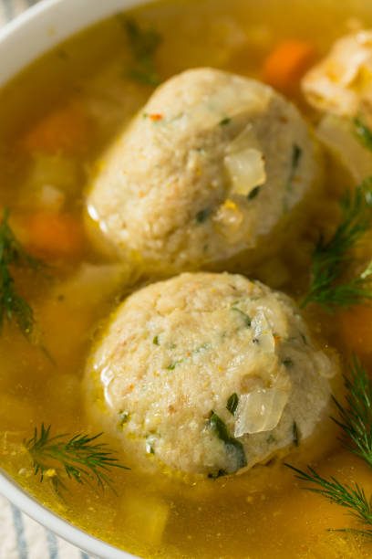 zdrowa żydowska zupa z kulek macy - matzo ball hebrew script food dumpling zdjęcia i obrazy z banku zdjęć