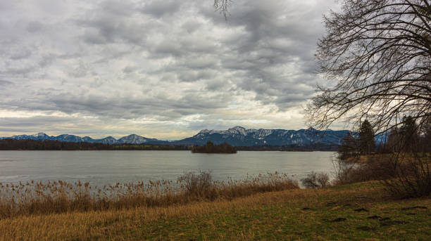 Staffelsee ghiacciato in inverno.