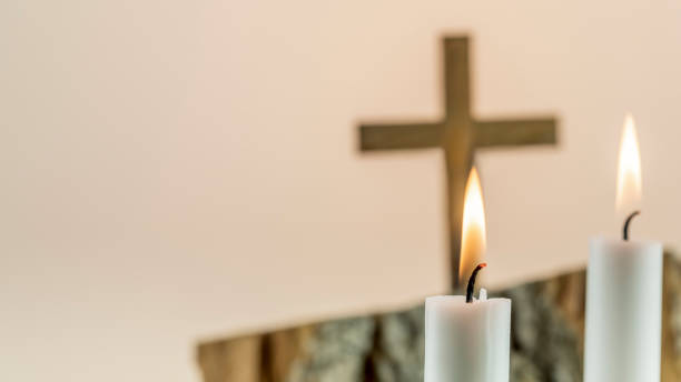 cruz de madera con velas blancas sobre fondo degradado con espacio de copia. - light lighting equipment new life beginnings fotografías e imágenes de stock