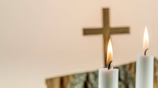 croce di legno con candele bianche su sfondo sfumato con spazio di copia. - holy man immagine foto e immagini stock
