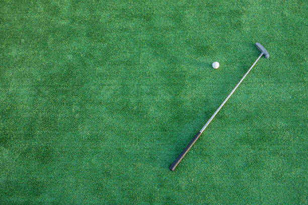 attrezzatura da mini golf, mazza da golf e palla su terreno verde - golf swing golf golf club golf ball foto e immagini stock