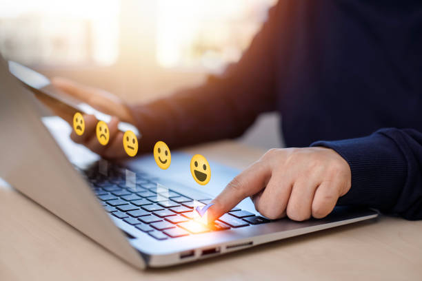 Businessman pressing smile on laptop keyboard customer service, evaluation concept,rating to service experience on online application, Customer review satisfaction feedback survey,Negative feedback hombre de negocios presionando sonrisa en el teclado de la computadora portátil servicio al cliente, concepto de evaluación, calificación de la experiencia de servicio en la aplicación en línea, encuesta de comentarios de satisfacción de la revisión