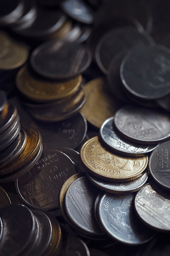 Scatto Macro Di Una Grande Quantit Di Monete Baht Thailandesi scatto-macro-di-una-grande-quantit-di-monete-baht-thailandesi