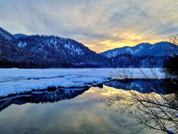 Wasserspiegelung am Weitsee im Winter