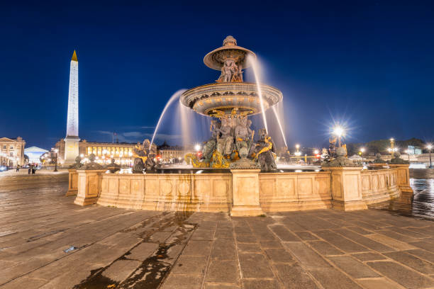 パリの夕暮れ時にコンコルド広場にある海の噴水(フォンテーヌデメール)。フランス - fontaine des mers ストックフォトと画像