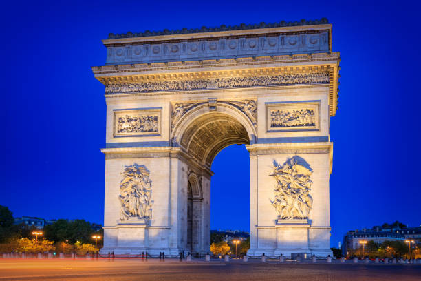 триумфальная арка в центре площади шарля де голля в париже. франция - paris france night charles de gaulle arc de triomphe стоковые фото и изображения