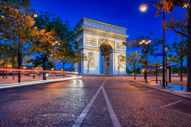 l'arco di trionfo al centro di place charles de gaulle a parigi. francia - paris france night charles de gaulle arc de triomphe foto e immagini stock