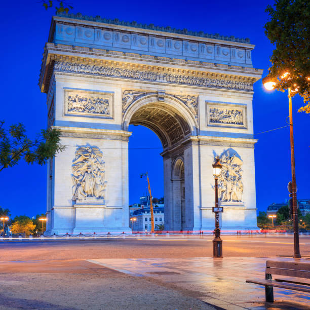 l'arco di trionfo al centro di place charles de gaulle a parigi. francia - paris france night charles de gaulle arc de triomphe foto e immagini stock