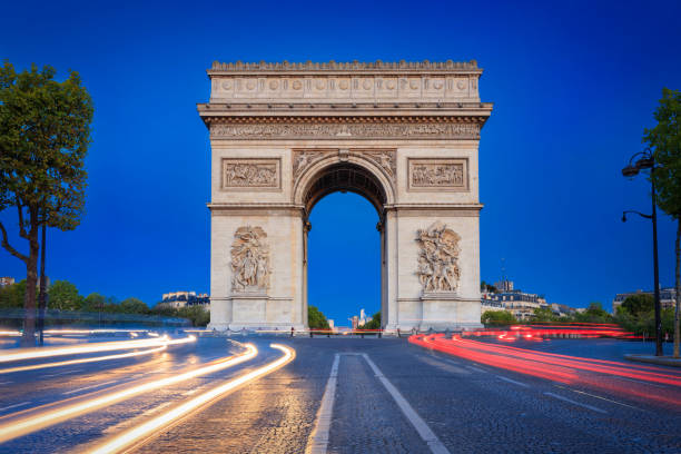 l'arco di trionfo al centro di place charles de gaulle a parigi. francia - paris france night charles de gaulle arc de triomphe foto e immagini stock