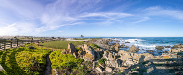 campo de golfe cênico na costa do pacífico em pebble beach - pebble beach california golf golf course carmel california - fotografias e filmes do acervo