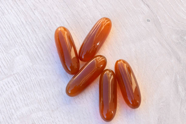 nahaufnahme soja-lecithin-kapseln in amsterdam, niederlande - lecithin capsule brown vitamin pill stock-fotos und bilder