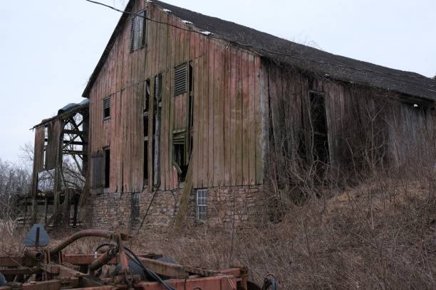 istock Abandoned and weathered farm building 1473988248