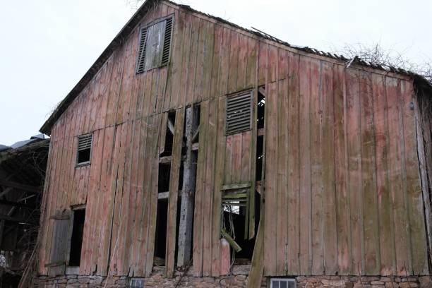 istock Abandoned and weathered farm building 1473988276