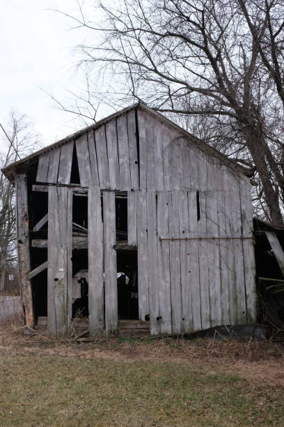 istock Abandoned and weathered farm building 1473989291