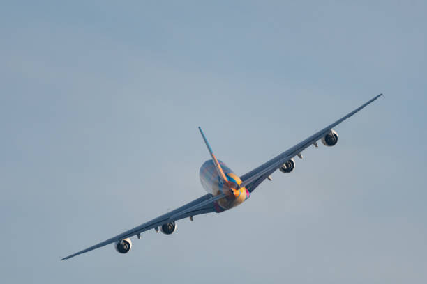 스위스 취리히에서 출발하는 에미레이트 에어버스 a380-861 제트기 - airbus a380 뉴스 사진 이미지