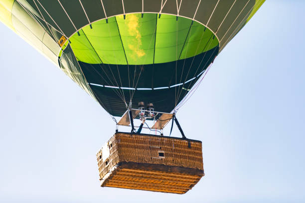 primo piano del cesto della mongolfiera in cappadocia - cappadocia hot air balloon turkey basket foto e immagini stock
