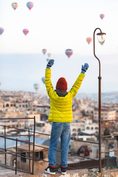 カッパドキアで熱気球を見る少年 - balloon moving up child flying ストックフォトと画像