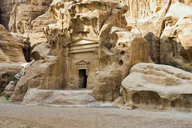 entrada a little petra, siq al-barid, jordania - el barid fotografías e imágenes de stock