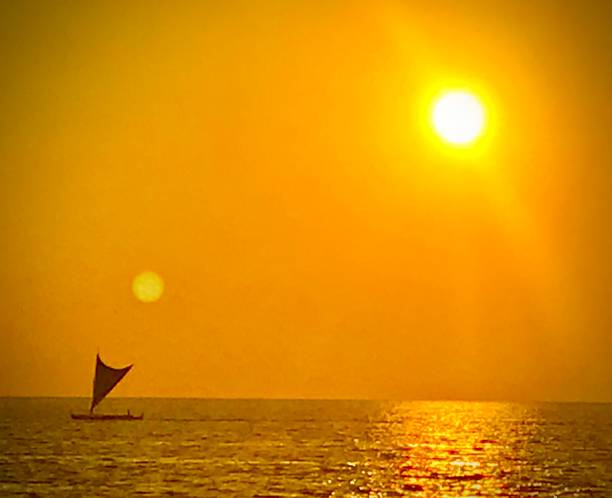 puesta de sol del estabilizador - canoa con balancín fotografías e imágenes de stock