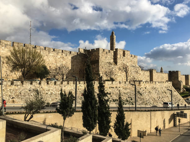 古いエルサレムの防御壁 - tower of david ストックフォトと画像