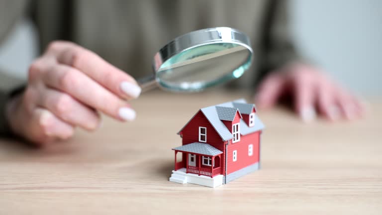 Evaluation and inspection of home real estate by agent