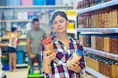 positive-kundin-mit-einem-glas-bohnen-im-supermarkt.jpg?b=1&s=170x170&k=20&c=arJVXZESRDS0iqylQvGjt4gKfkqBUFXlFxysBxu5dy0=
