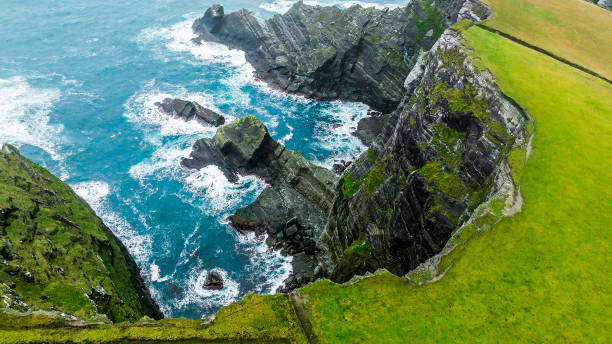 klify w irlandii, widok z lotu ptaka na klify kerry, piękna sceneria wybrzeża oceanu atlantyckiego, pierścień kerry, niesamowita fala uderzyła w kerry cliffs, powszechnie akceptowane jako najbardziej spektakularne klify w hrabstwie kerry, irlandia, kl - cliffs of moher cliff republic of ireland europe zdjęcia i obrazy z banku zdjęć