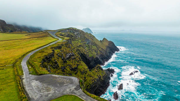 scogliere in irlanda, vista aerea delle scogliere di kerry, splendido scenario della costa dell'oceano atlantico, ring of kerry, incredibile onda sferzata kerry cliffs, ampiamente accettate come le scogliere più spettacolari della contea di kerry, irlanda - anello di kerry foto e immagini stock