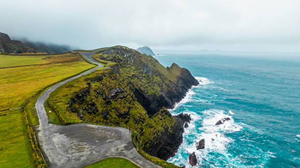 아일랜드의 절벽, 케리 절벽의 공중보기, 대서양 해안선의 아름다운 풍경, 케리의 반지, 놀라운 파도가 케리 절벽을 때려 눕혔습니다. - beauty in nature cloud rocky coastline rock 뉴스 사진 이미지