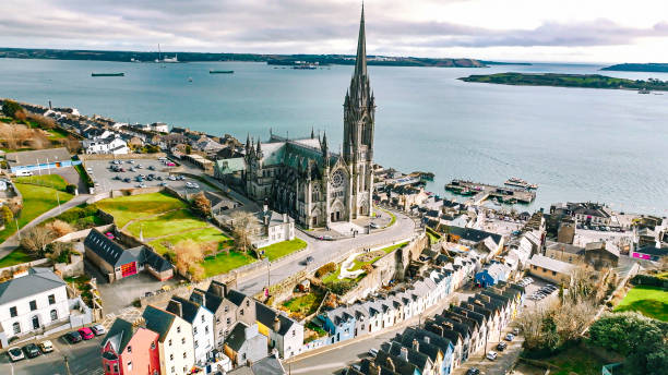 luftaufnahme der kathedrale und farbiger häuser in cobh, irland, bunte häuser und st. colman's cathedral in cobh, häuser und kathedrale in cobh, bunte stadt - verwaltungsbezirk county cork stock-fotos und bilder