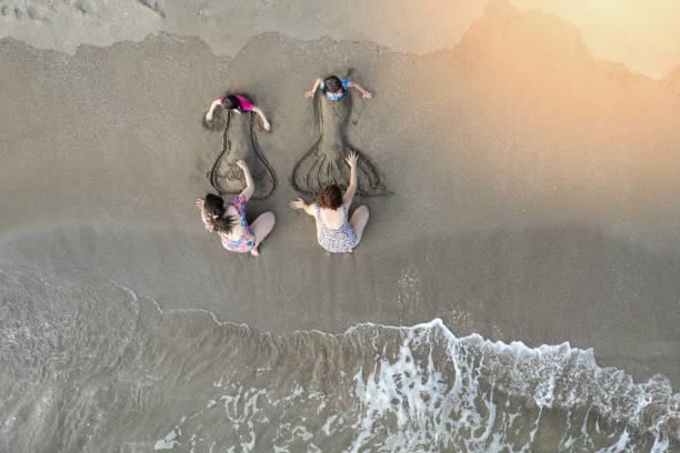ребенок играет на пляже - central america flash стоковые фото и изображения