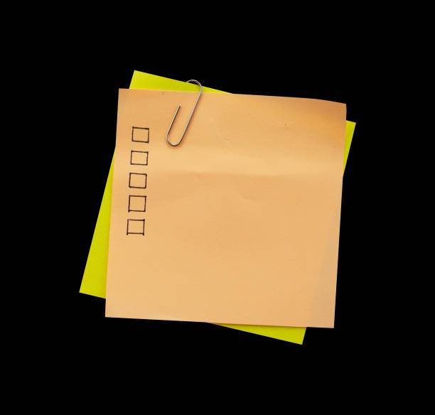 note papier de liste jaune avec clip - manila paper photos photos et images de collection