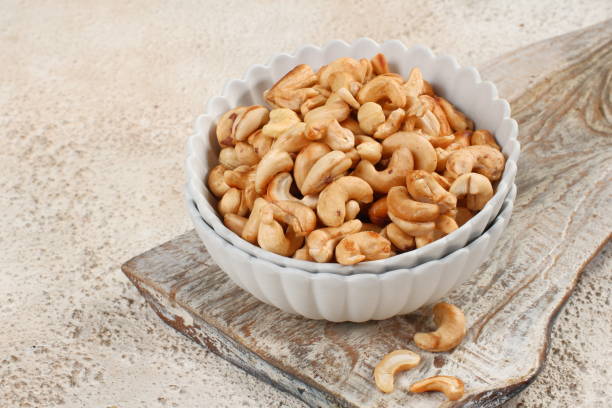 орехи кешью - cashew close up food salted стоковые фото и изображения