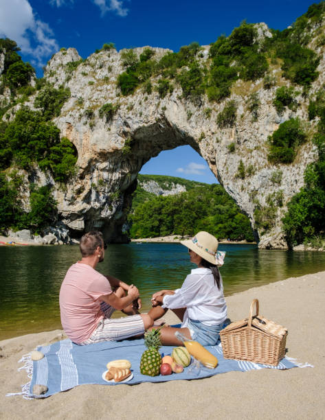 coppia in vacanza nell'ardèche francia pont d arc, vista dell'arco narural canyon pont d'arc francia - canoeing people traveling camping couple foto e immagini stock