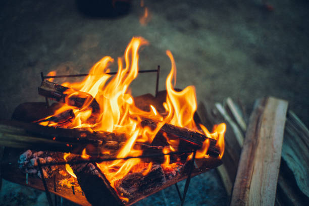 un pozo de fuego es esencial para acampar solo. - fire pit fire camping burning fotografías e imágenes de stock