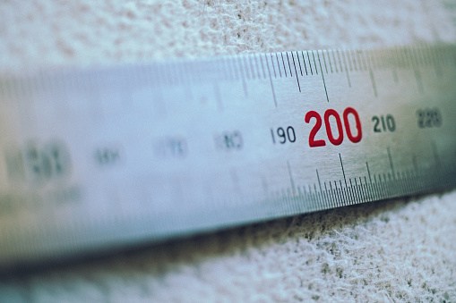 The stainless steel ruler points to 200 mm.