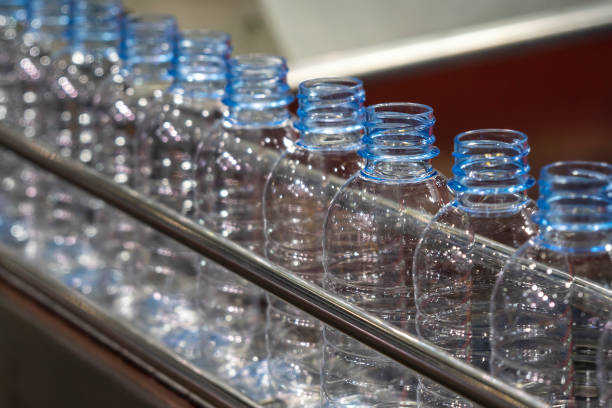 飲料水製造プロセスのハイテク。 - bottling plant bottle filling production line ストックフォトと画像