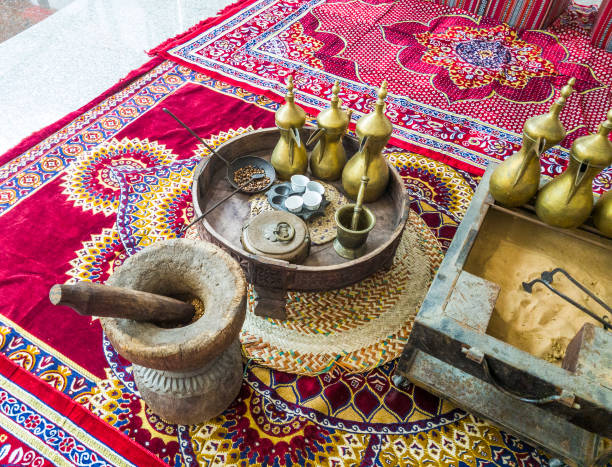 close up foto de cafeteiras árabes tradicionais. bebida - 5440 - fotografias e filmes do acervo